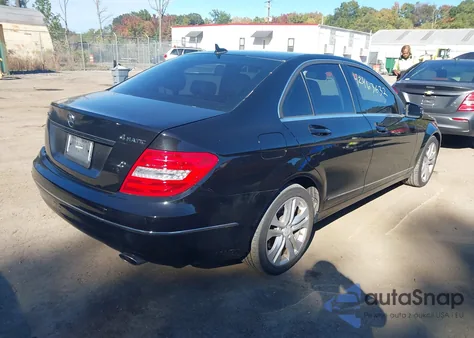 2014 Mercedes-Benz C 300 Luxury 4Matic z USA, uszkodzony, nr VIN WDDGF8AB9ER302472